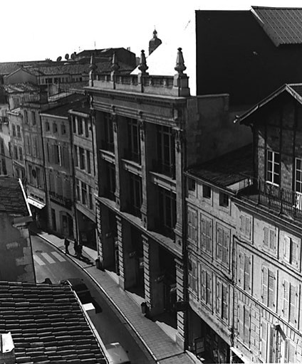 Elévation est sur rue vue depuis la terrasse des Nouvelles Galeries.