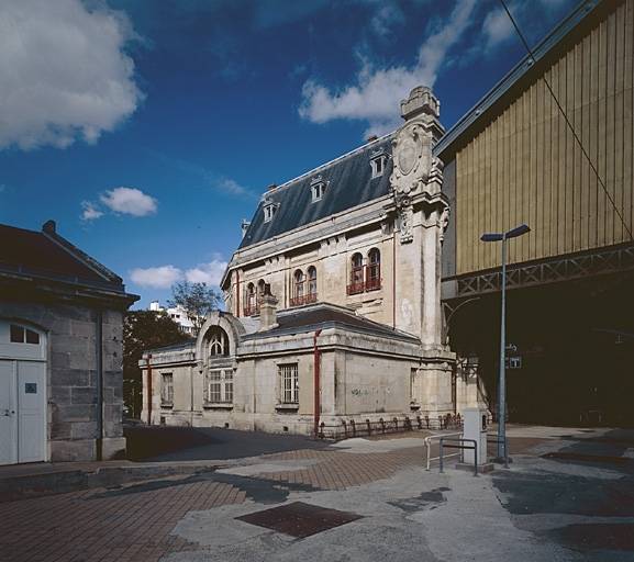 Elévations latérales sud-ouest vues depuis les quais.