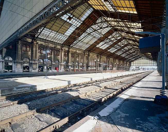 Hall métallique sur les voies, vue intérieure vers le nord.