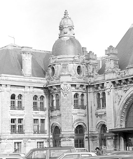 Corps de bâtiment principal, élévation antérieure nord, détail de la tourelle gauche, côté arrivée.