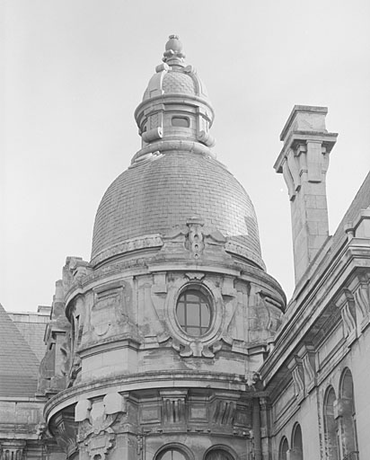 Corps de bâtiment principal, élévation antérieure nord, sommet de la tourelle droite, côté départ ou côté buffet.