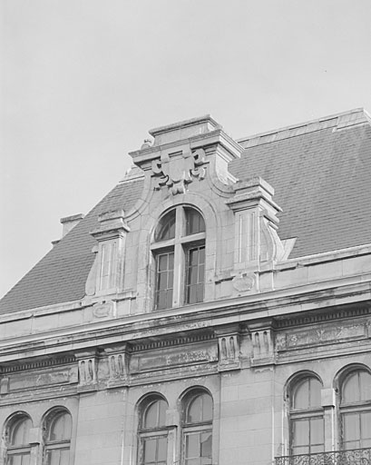 Aile de l'hôtel, élévation antérieure nord, détail de la partie supérieure du mur.