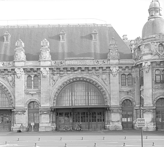 Corps de bâtiment principal, élévation antérieure nord de la partie droite côté départ.