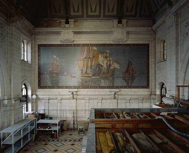 Corps de bâtiment principal, hall des voyageurs, mur intérieur nord-est avec décor de mosaïque.