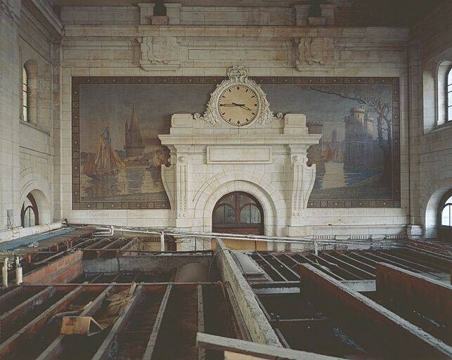 Corps de bâtiment principal, hall des voyageurs, mur intérieur sud-ouest avec décor de mosaïque.