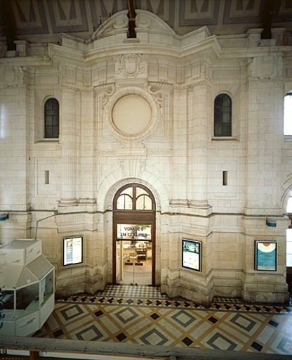 Corps de bâtiment principal, hall des voyageurs, mur intérieur nord-ouest, partie centrale avec porte d'accès à la tour.