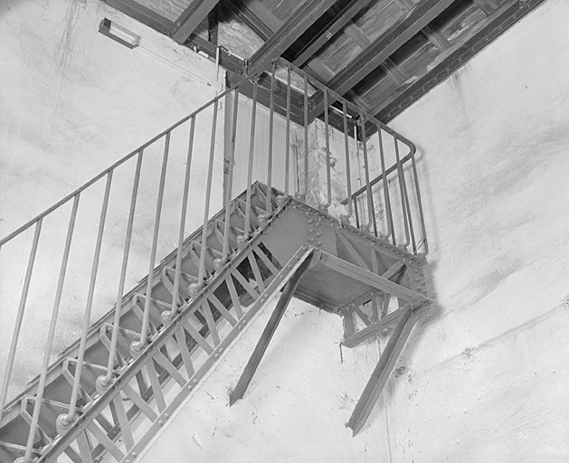 Aile est, mur ouest, escalier d'accès à la partie haute du hall des voyageurs.