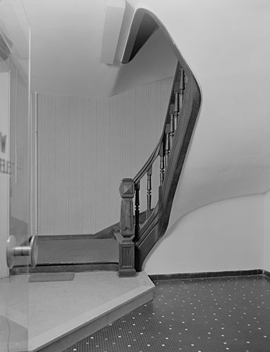 Aile ouest, rez-de-chaussée, escalier de l'hôtel dans l'avant corps nord.