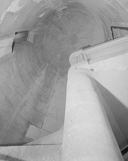 Tour centrale, escalier.