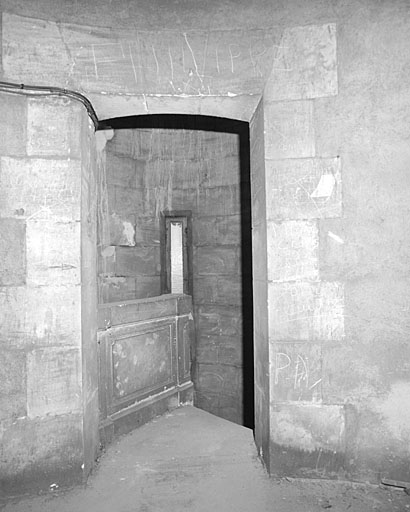 Tour centrale, deuxième niveau, porte d'accès à l'un des escaliers.