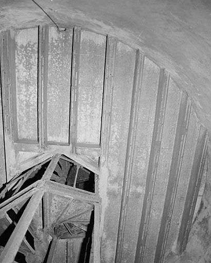 Tour centrale, troisième niveau, plafond en béton et bois.