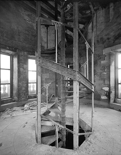 Tour centrale, escalier métallique d'accès au lanterneau.