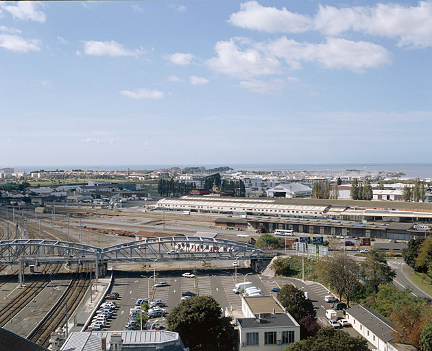 Les voies à l'ouest et la gare de marchandise vues depuis la tour centrale.