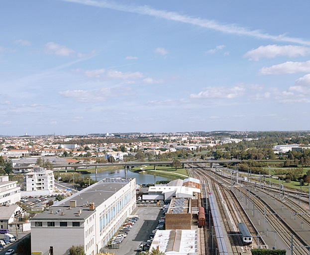 Les voies à l'est et la gare de marchandise vues depuis la tour centrale.