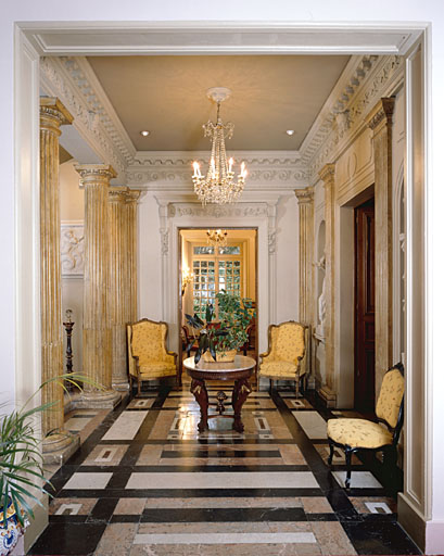 Hôtel, vestibule vu depuis l'entrée.