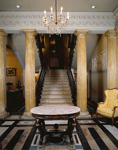 Hôtel, vestibule et escalier principal.