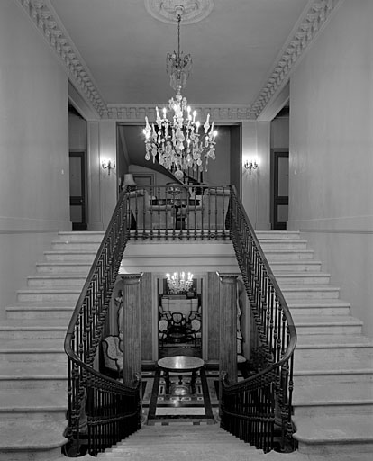 Hôtel, escalier principal vu depuis le repos.
