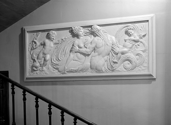 Hôtel, escalier principal, rez-de-chaussée, moulage en plâtre, scène mythologique.