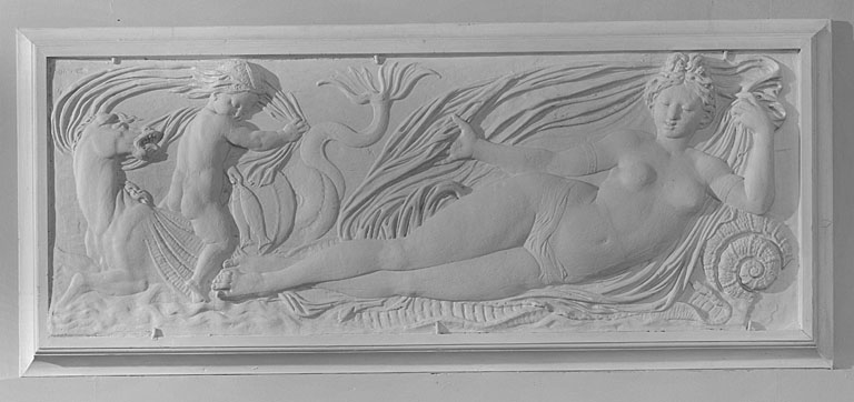 Hôtel, escalier principal, repos, moulage en plâtre, scène mythologique.