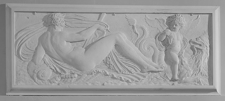 Hôtel, escalier principal, repos, moulage en plâtre, scène mythologique.