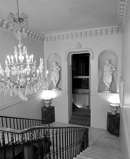 Hôtel, escalier principal, repos, mur ouest avec niches et statues.
