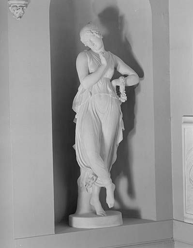 Hôtel, escalier principal, repos, mur ouest, statue dans la niche gauche.