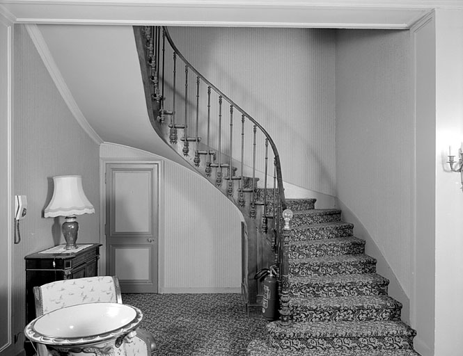 Hôtel, escalier entre le premier et le deuxième étage.