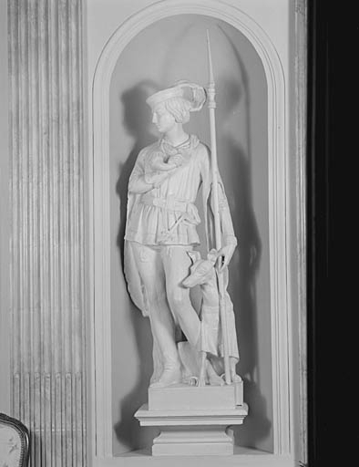Hôtel, vestibule, mur est, statue.