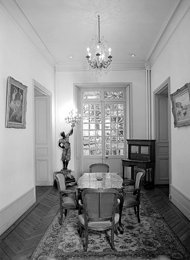Hôtel, rez-de-chaussée, ancienne bibliothèque au nord du vestibule, vue vers le jardin au nord.