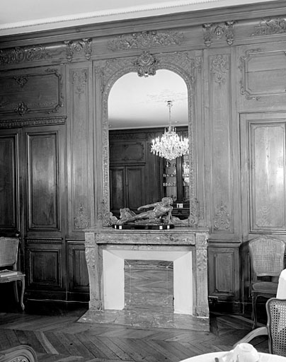 Hôtel, rez-de-chaussée, salle à manger au sud est, mur est, cheminée et lambris.