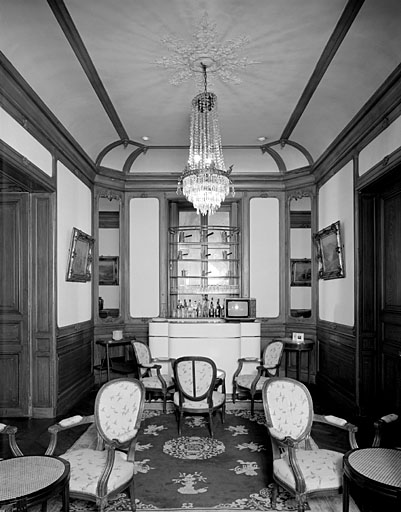 Hôtel, rez-de-chaussée, passage entre la salle à manger et le salon vu vers l'est.