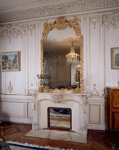 Hôtel, rez de chaussée, salon au nord est, mur est, cheminée et lambris.