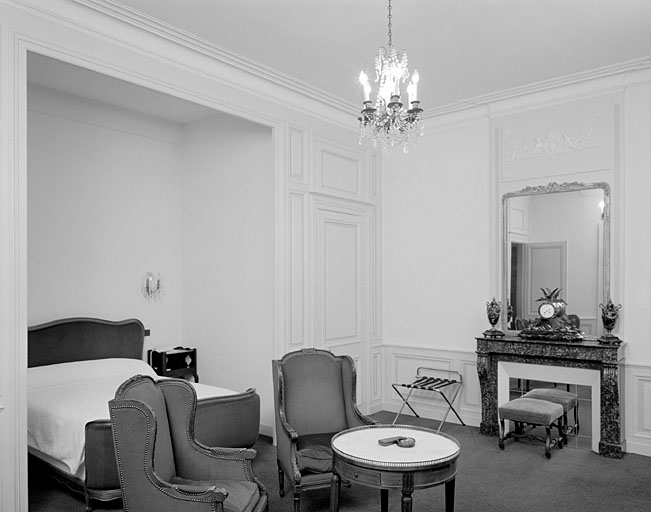 Hôtel, premier étage, chambre sud est, cheminée et alcôve.