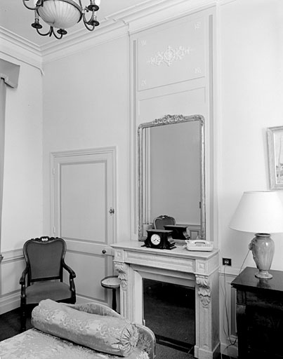 Hôtel, premier étage, chambre sud est, pièce annexe, cheminée.