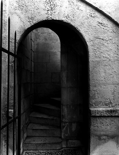 Galerie à l'ouest de la cour, escalier dans l'angle nord ouest, partie inférieure.