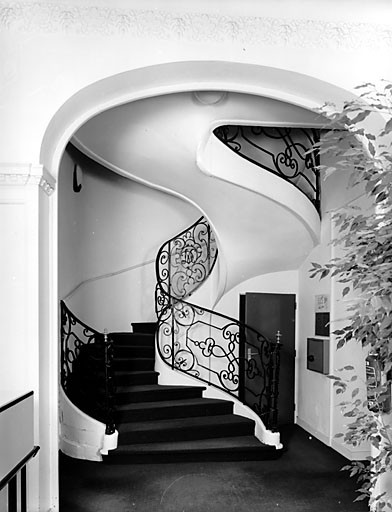 Corps de bâtiment à l'ouest de la cour sud, escalier.