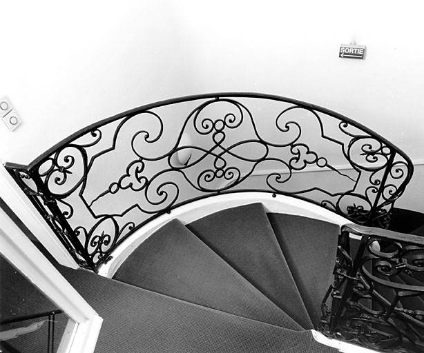 Corps de bâtiment à l'ouest de la cour sud, escalier, détail de la rampe, partie supérieure.