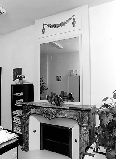 Corps de bâtiment central, premier étage, pièce est, cheminée.