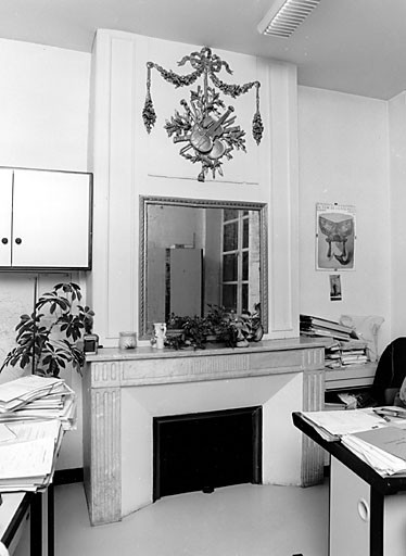 Corps de bâtiment sud, premier étage, pièce sud est, cheminée à l'est.