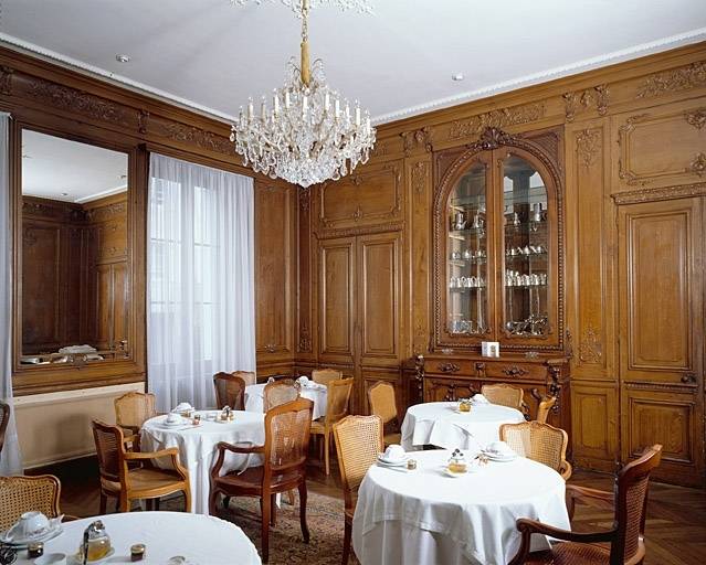 Hôtel, rez de chaussée, salle à manger au sud est, mur ouest, desserte, vitrine et lambris.