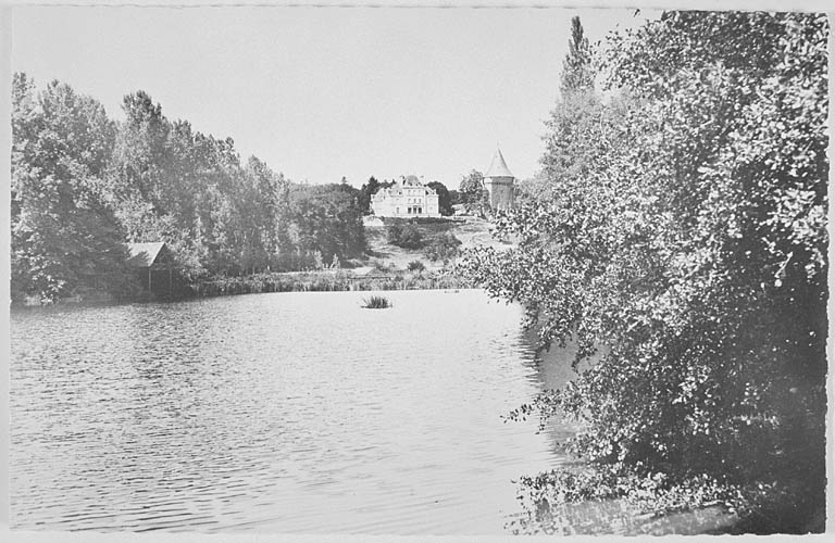 Vue de l'étang, du lavoir et d'une partie du parc.