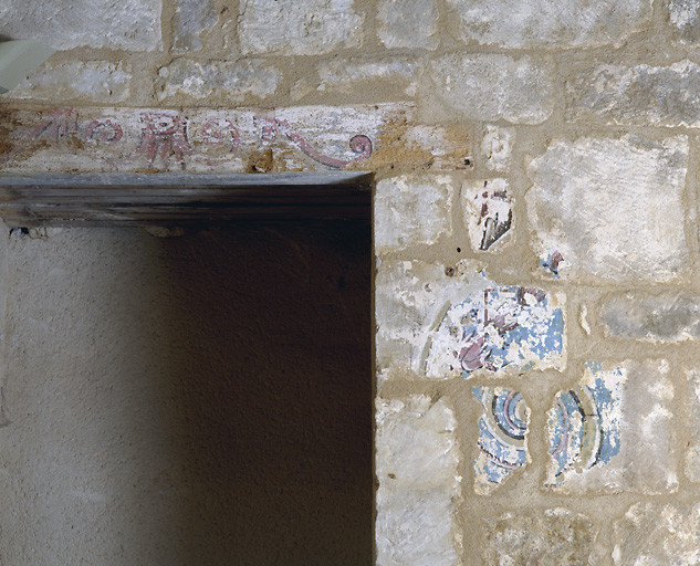 Intérieur du choeur : vestiges d'une peinture murale et porte de la sacristie sur le mur est.