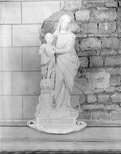 Statue : Notre Dame des Victoires.