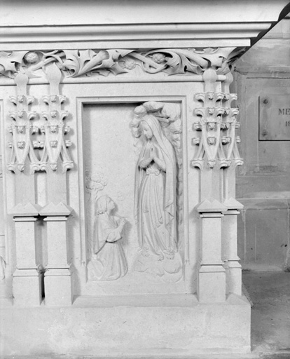 Détail du décor de l'autel : la Vierge de Lourdes.