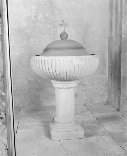 Fonts baptismaux (cuve baptismale à infusion).