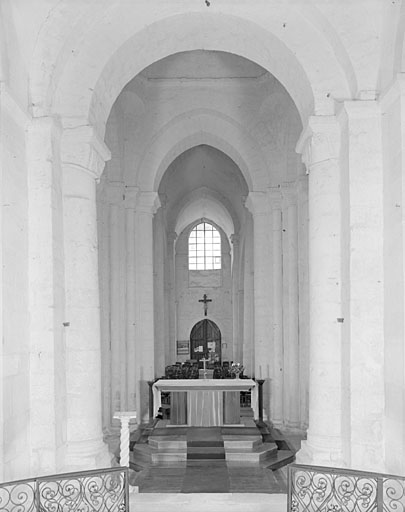 Vue intérieure vers le revers de la façade.