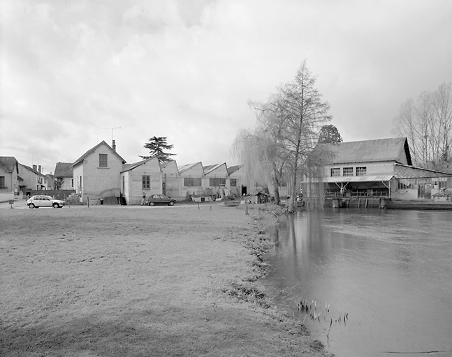 Bâtiment d'eau et usine de décolletage vus de l'est.