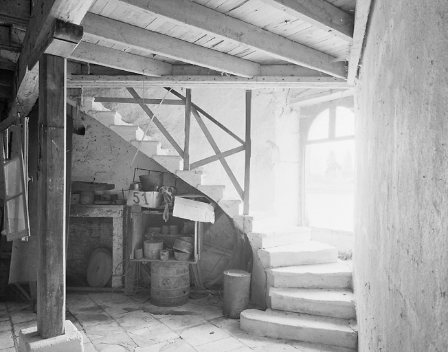 Rez de chaussée de l'atelier de fabrication de la minoterie : escalier en pierre.