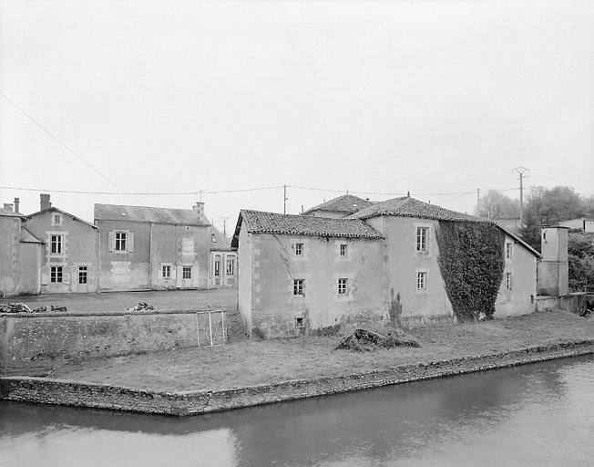 Vue d'ensemble prise de l'ouest.