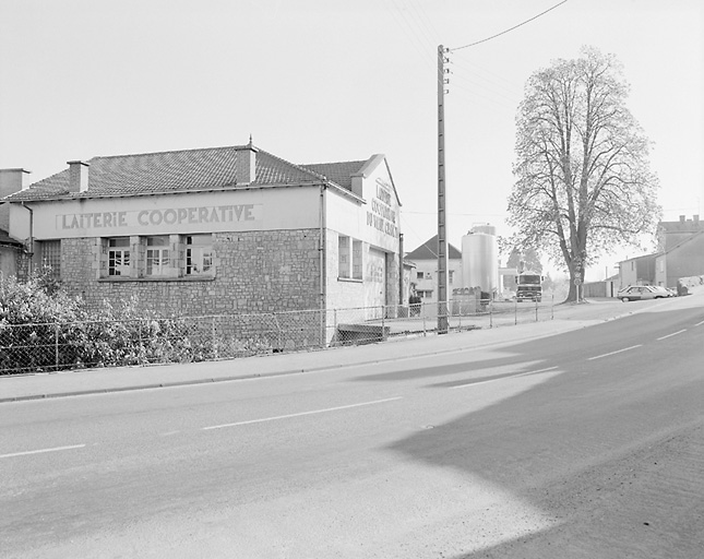 Bâtiment des bureaux et des quais de déchargement vu de l'ouest.